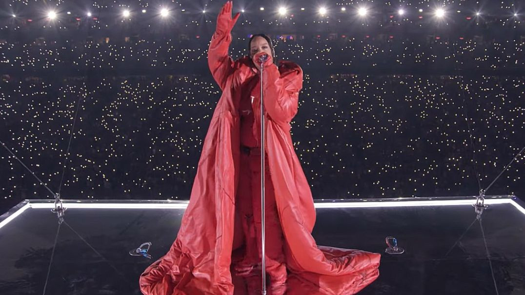 Rihanna - Diamonds [LIVE] Super Bowl LVII